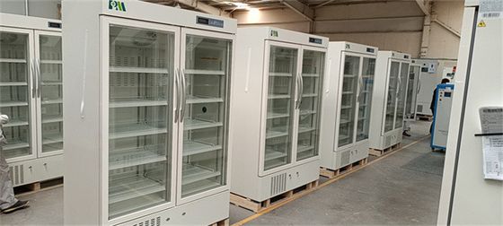 2-8 refrigerador biomedicável da farmácia da grande capacidade do grau 656L com a porta de vidro dobro para o equipamento do hospital
